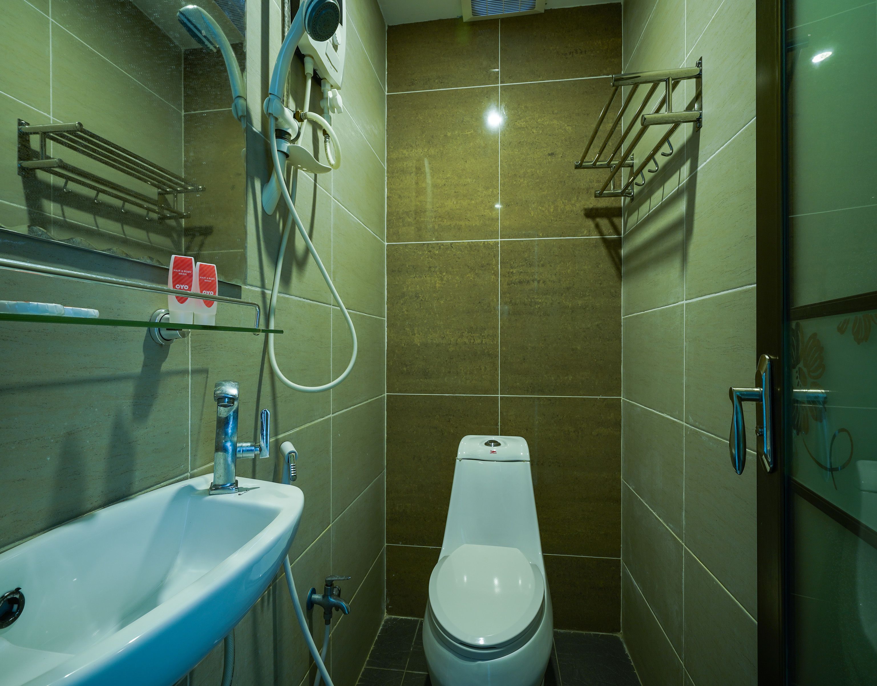 Kamar Double Standar, 1 Tempat Tidur Queen | Kamar mandi | Shower, jubah mandi, kloset, dan handuk