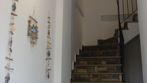 Eine Treppe mit Holzverkleidung und Metallgeländer.