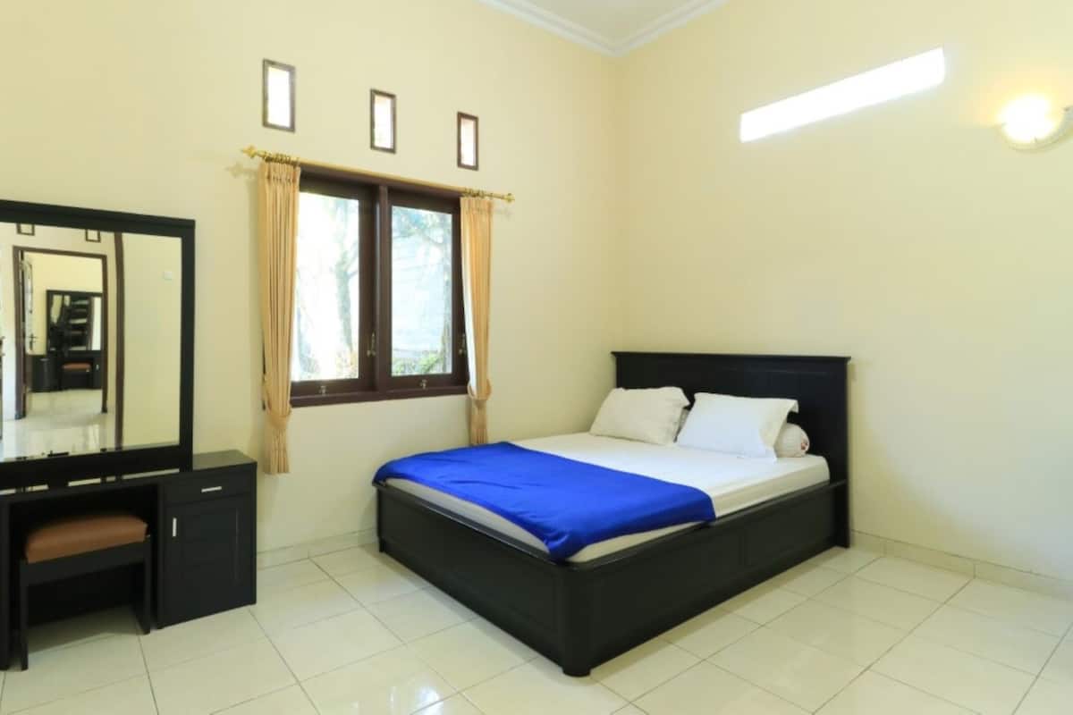 Villa estándar | Escritorio, cortinas blackout y ropa de cama