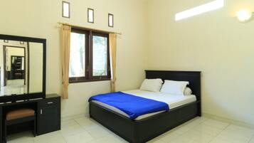 Standard Villa | Desk, blackout drapes, bed sheets