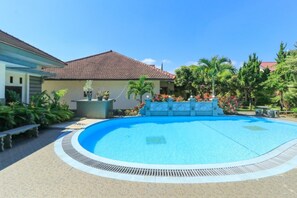 حمّام سباحة خارجي