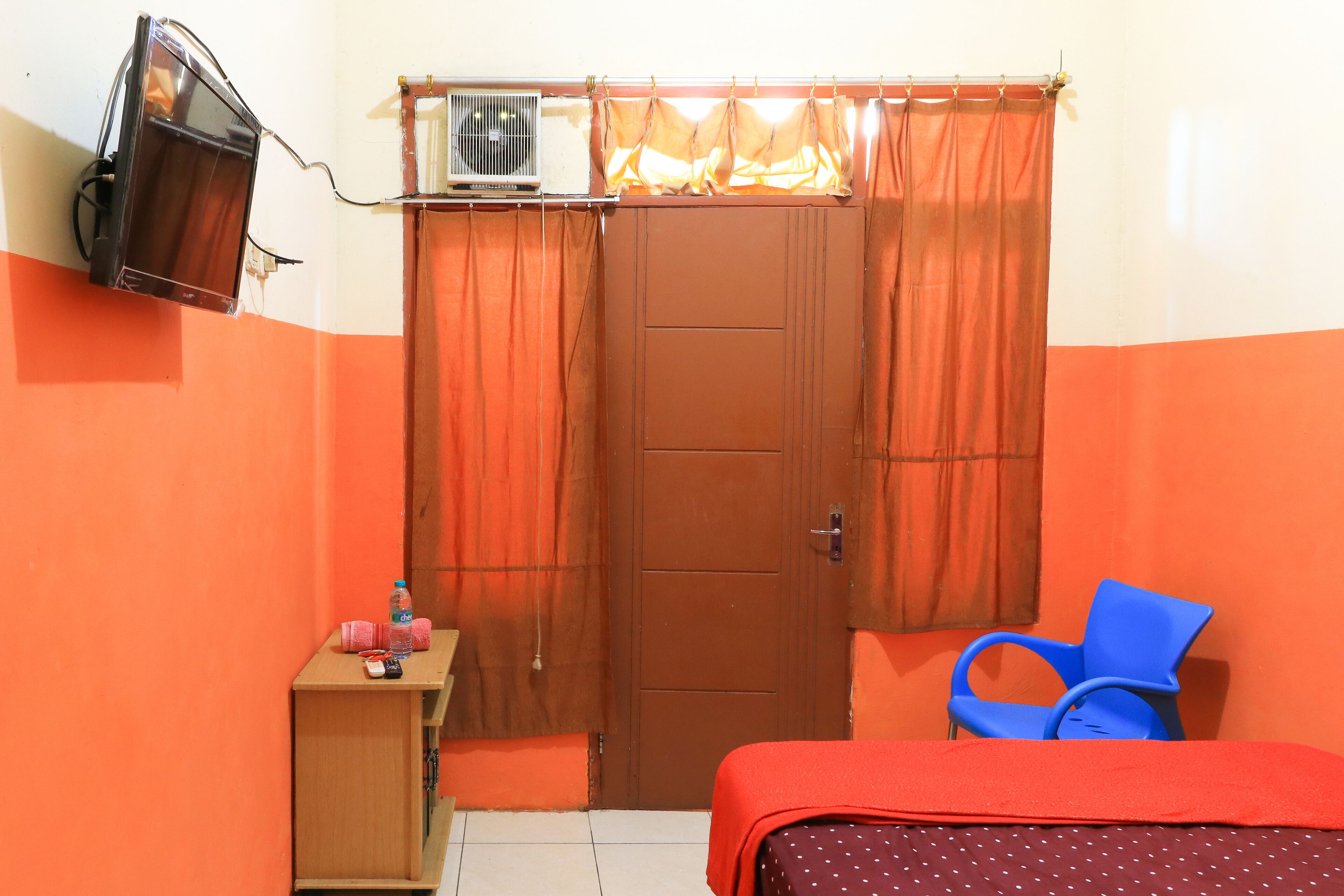 standard room | desk, bed sheets