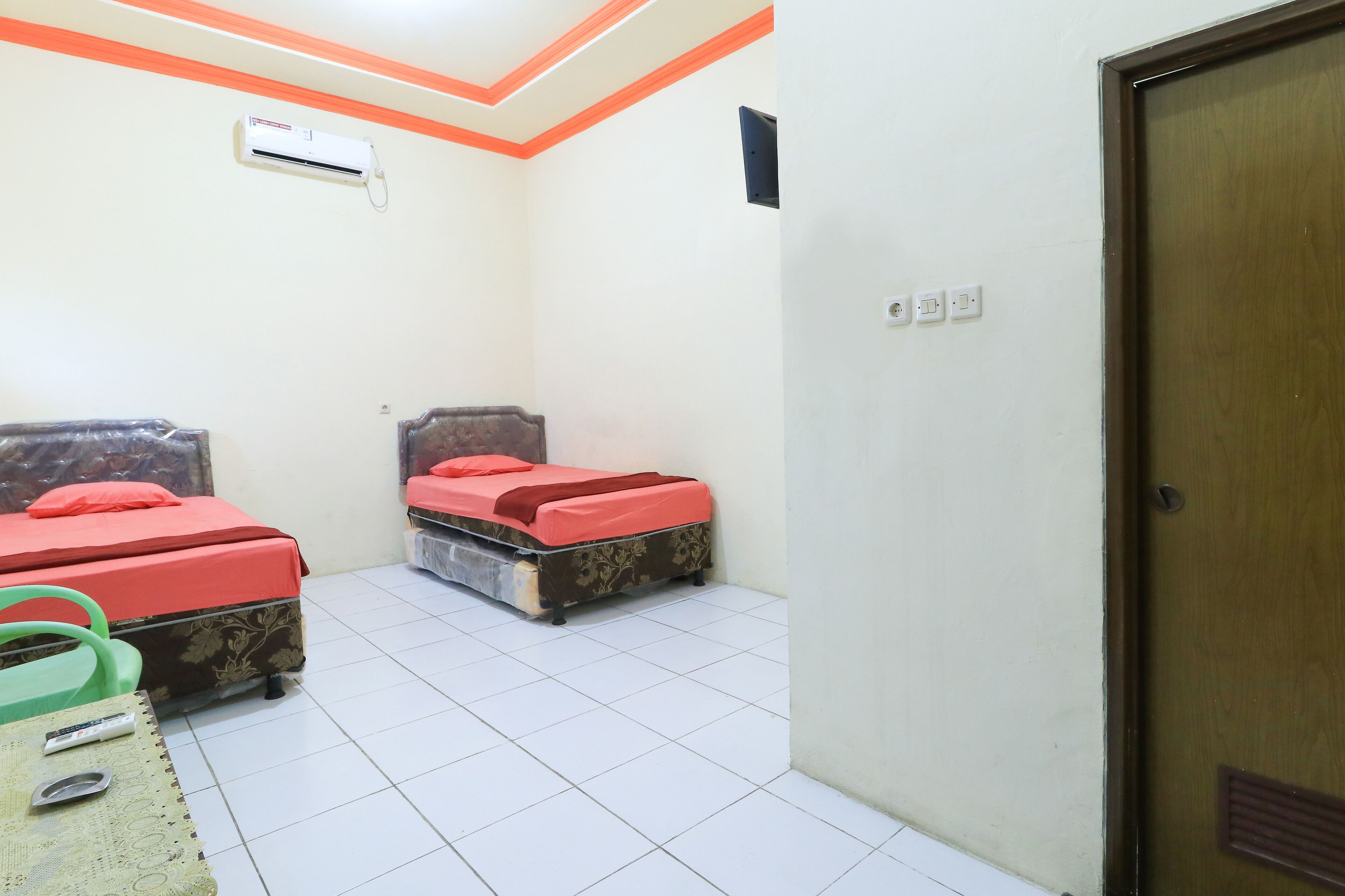 deluxe room | desk, bed sheets