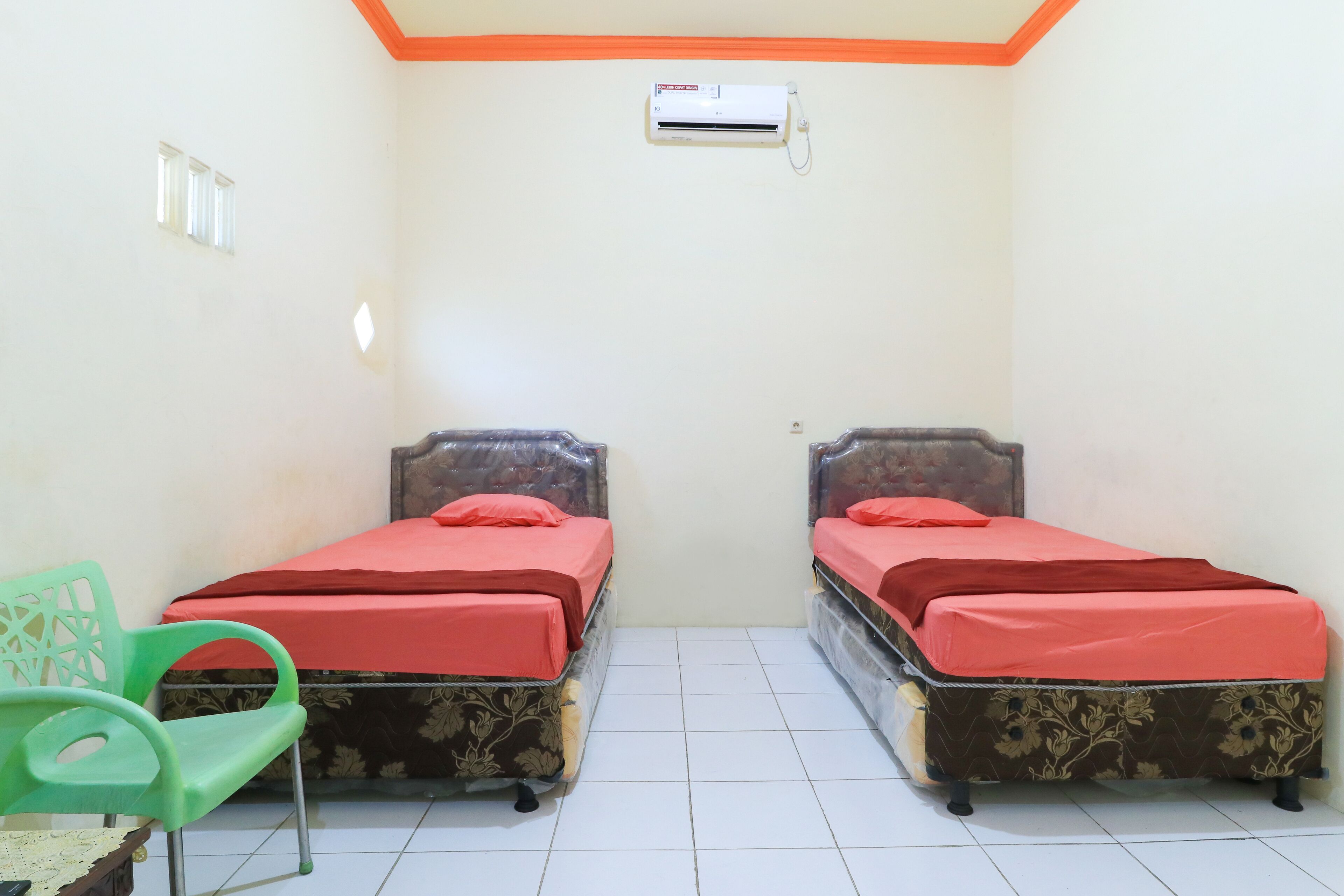 deluxe room | desk, bed sheets