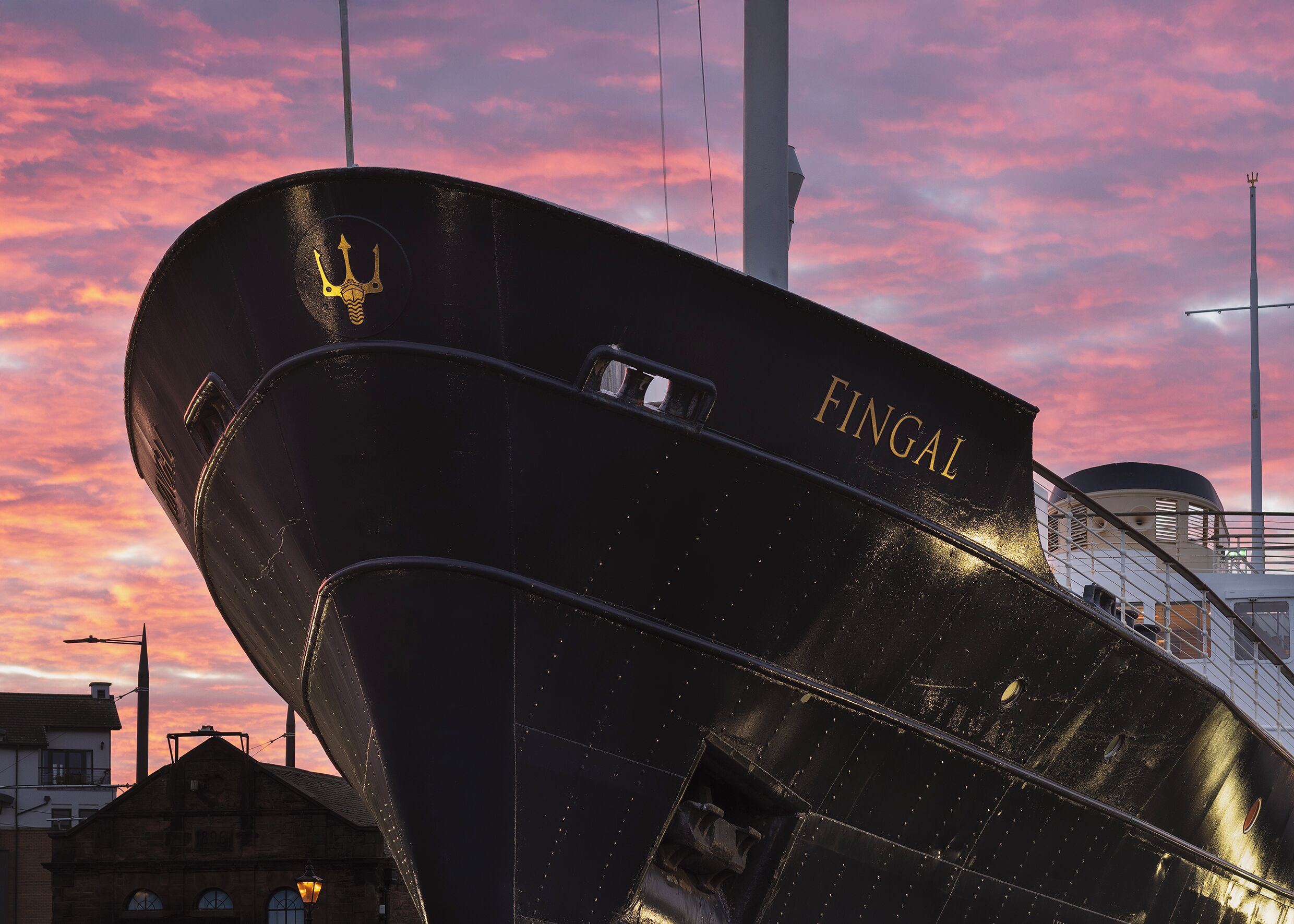 A ship's bow with the name 'FINGAL' and a crown symbol.