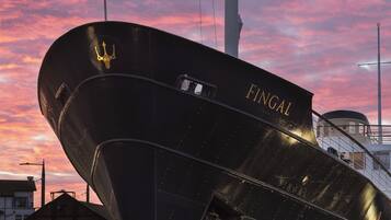 A ship's bow with the name 'FINGAL' and a crown symbol.