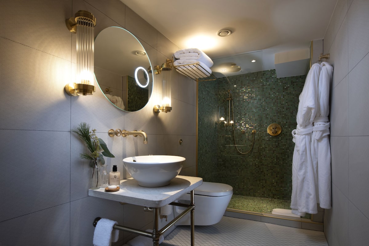 classic cabin | bathroom | eco-friendly toiletries, hair dryer, bathrobes, slippers
