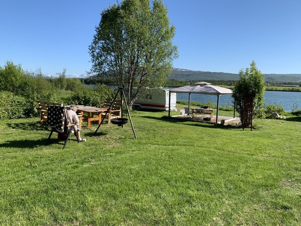 Outdoor dining - Idyllic fishing location in Målselva for camping and parking (moen)