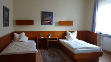 Habitación estándar con 1 cama matrimonial o 2 individuales | Ropa de cama hipoalergénica, insonorización, wifi gratis y ropa de cama