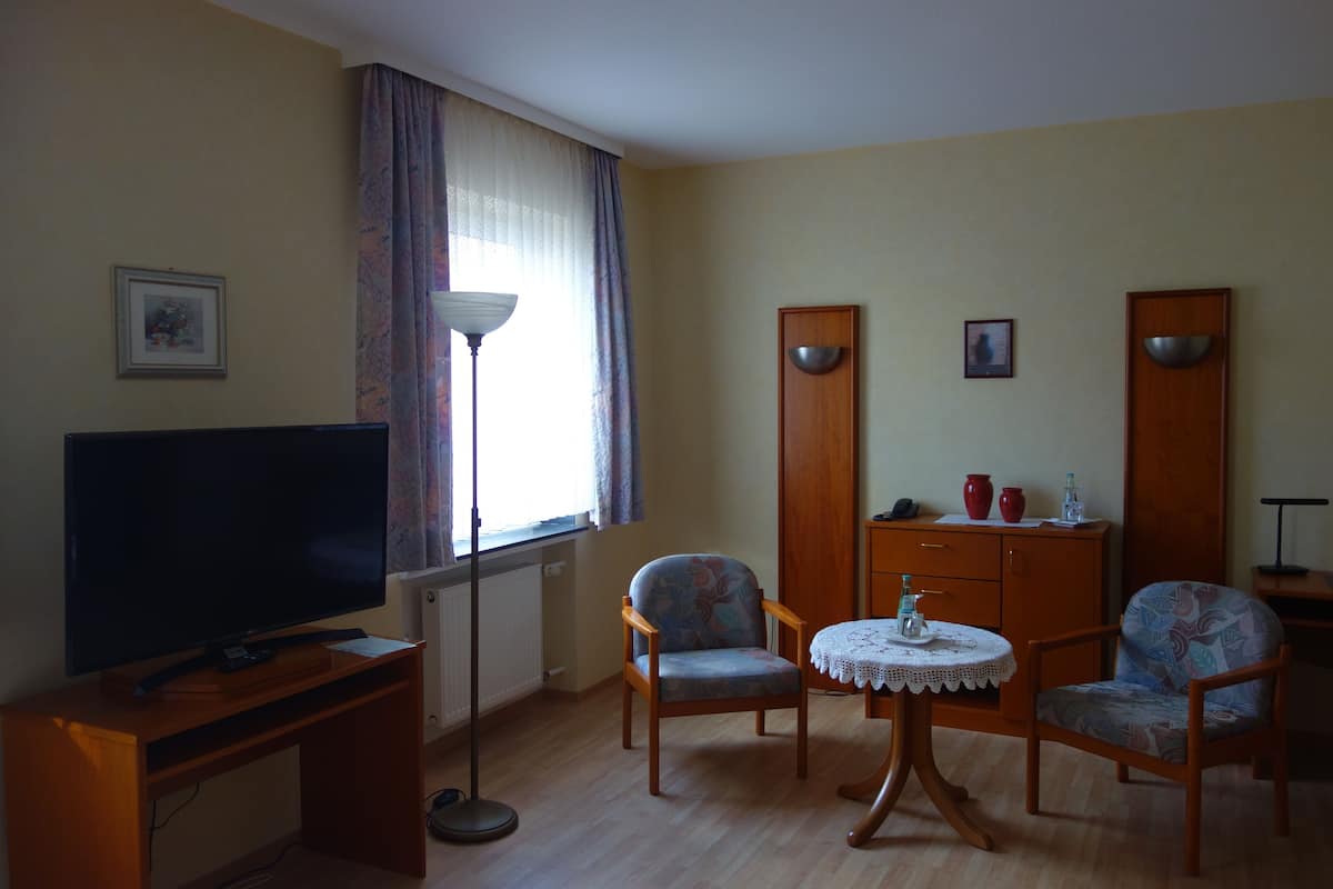 Standaard kamer, 1 twee- of 2 eenpersoonsbedden | Woonruimte | Een flatscreentelevisie