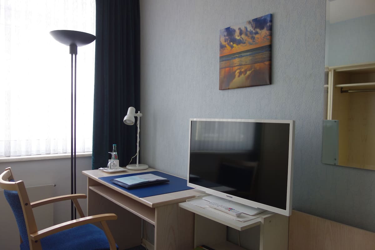 Standaard eenpersoonskamer | Woonruimte | Een flatscreentelevisie