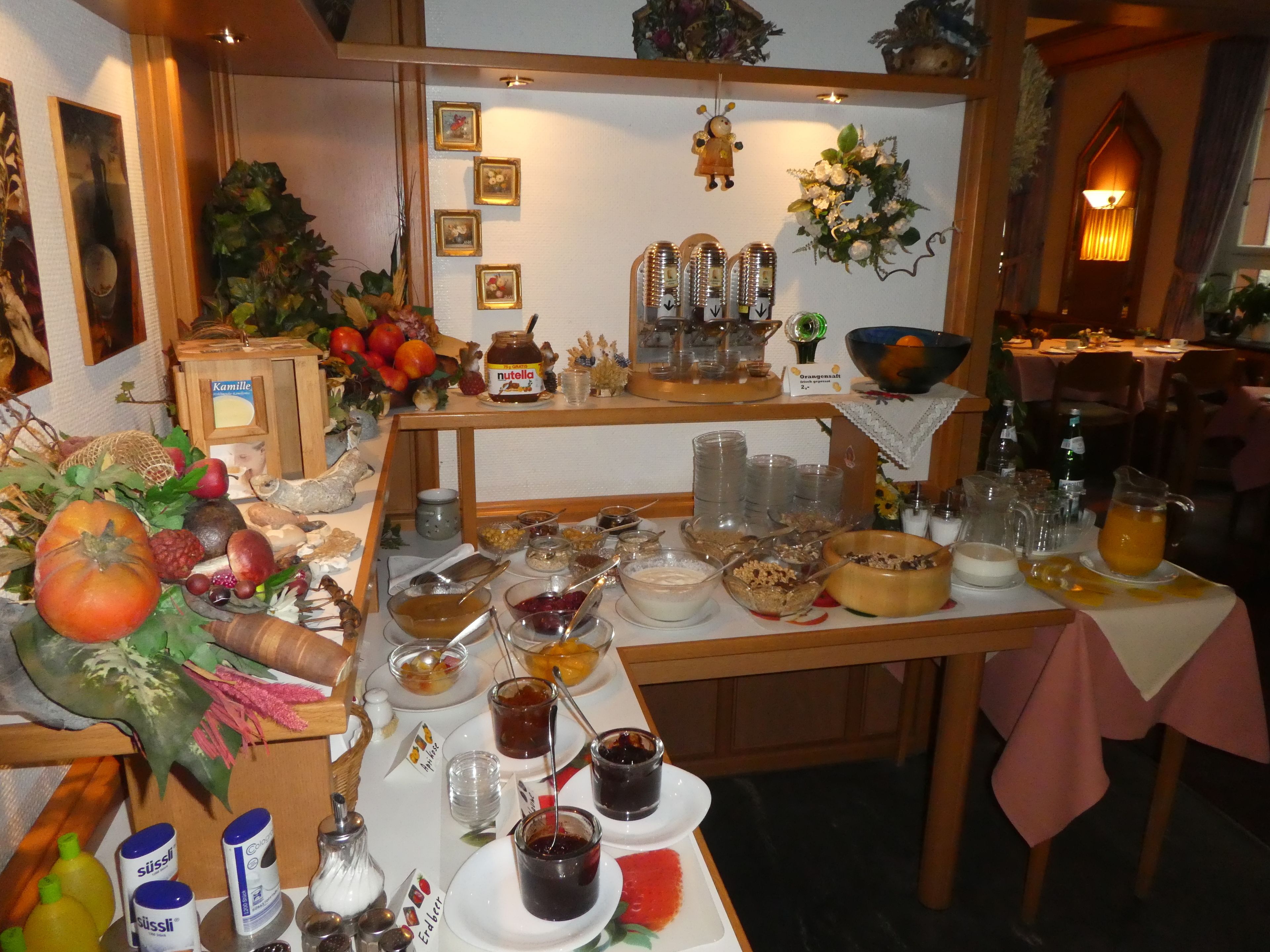 Un buffet de petit-déjeuner proposant une variété d'aliments et d'accompagnements.