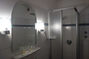Kamar Double atau Twin Standar | Kamar mandi | Handuk