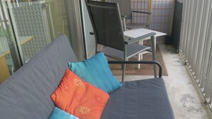 Interior - Charming, bright studio apartment with balcony (Paris)
