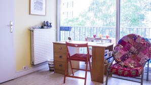 Interior - Charming, bright studio apartment with balcony (Paris)
