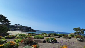 Property grounds - 100m plage Trestraou, private parking, terrace and garden. (Perros-Guirec)