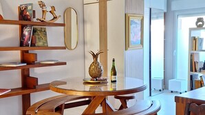 Ein moderner Essbereich mit Holzmöbeln, einem runden Tisch und einer Ananas als Mittelstück.