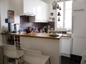 Fridge, oven, dishwasher, coffee/tea maker - Charming and bright near Montmartre (Paris)