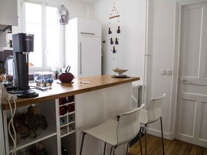 Kühlschrank, Ofen, Geschirrspüler, Wasserkocher mit Kaffee-/Teezubehör