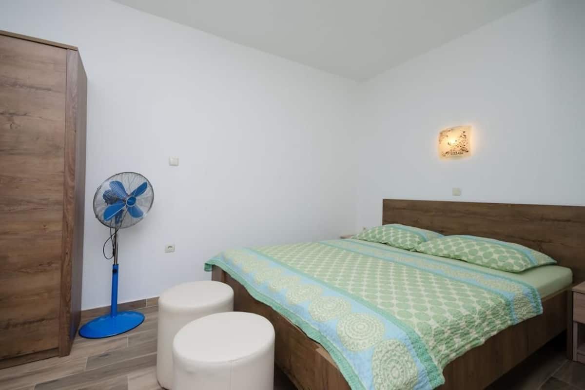 Basic Room | Blackout drapes, WiFi (free), bed sheets