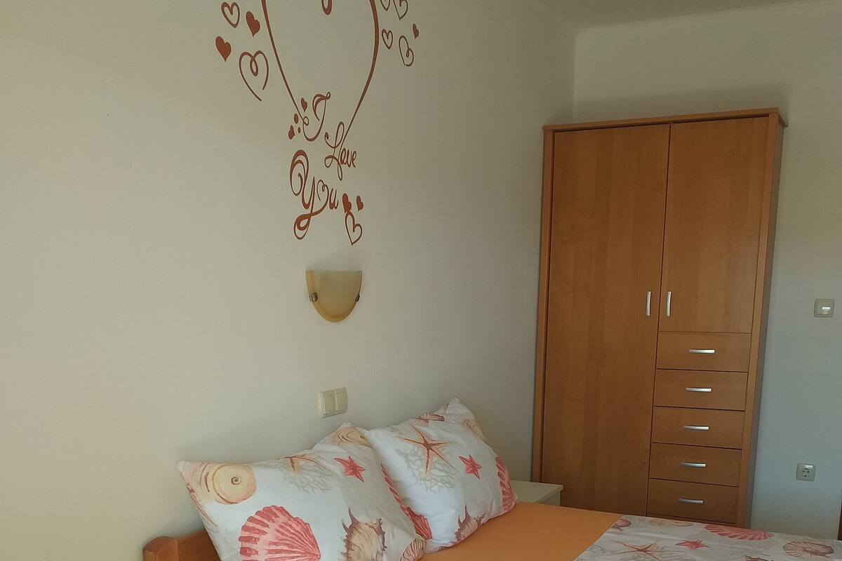 Basic Apartment | Blackout drapes, WiFi (free), bed sheets