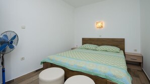 Basic Room | Blackout drapes, WiFi (free), bed sheets - Apartments Snjezana (Lopar)