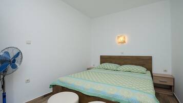 Habitación básica | Cortinas blackout, wifi gratis y ropa de cama