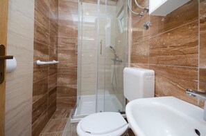Camera Basic | Bagno | Doccia, asciugamani, sapone, carta igienica