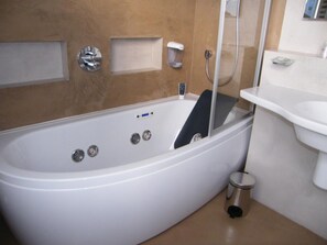 高级双人房 (Balneotherapy bath) | 浴室 | 大花洒淋浴喷头、吹风机、毛巾