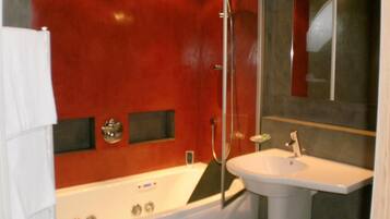 Superior Double Room (Balneotherapy bath) | Bathroom | Rainfall showerhead, hair dryer, towels