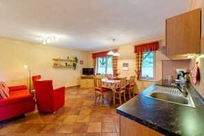 Apartment, 2 Bedrooms (3) | Living area