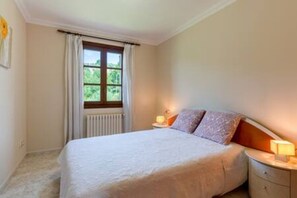 4 bedrooms, iron/ironing board, WiFi, bed sheets