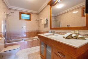 Duschwanne, Haartrockner, Handtücher, Toilettenpapier