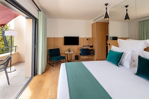 Kamer, terras (Prestige) | Luxe beddengoed, een kluis op de kamer, een laptopwerkplek