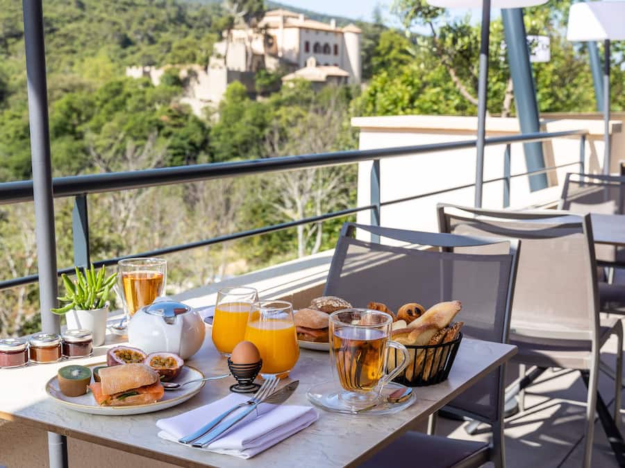Daily cooked-to-order breakfast (EUR 30 per person)