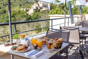 Desayuno a la carta diario (EUR 30 por persona)