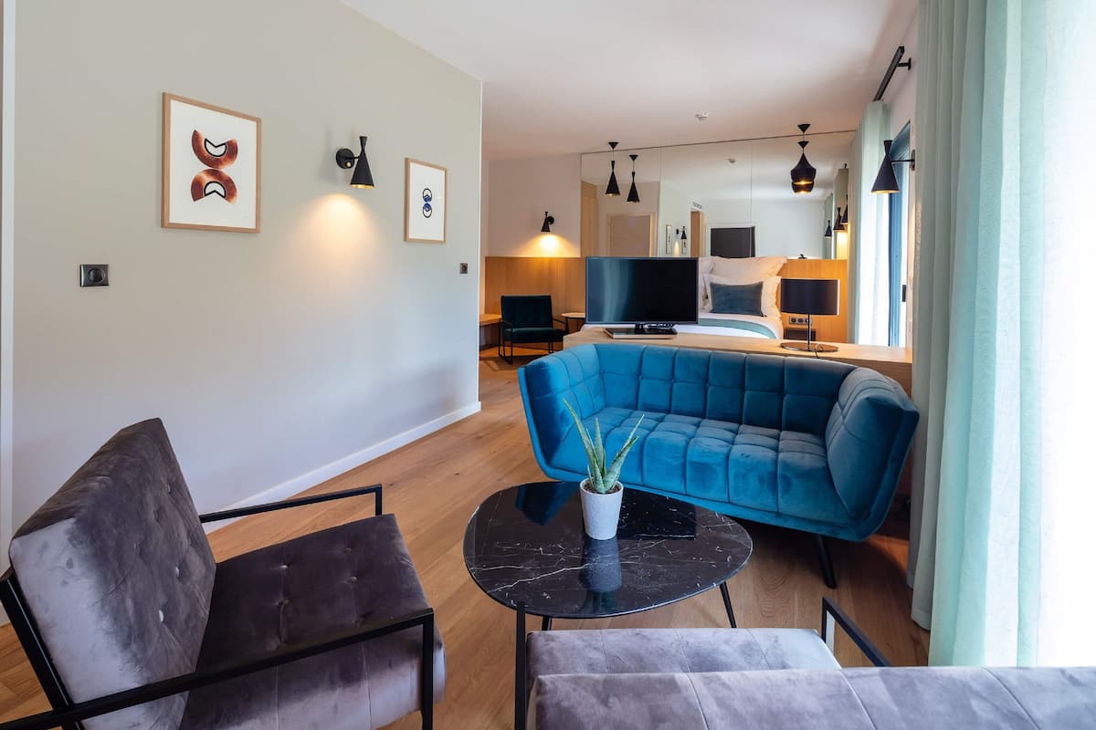 suite (prestige) | premium bedding, in-room safe, laptop workspace, soundproofing