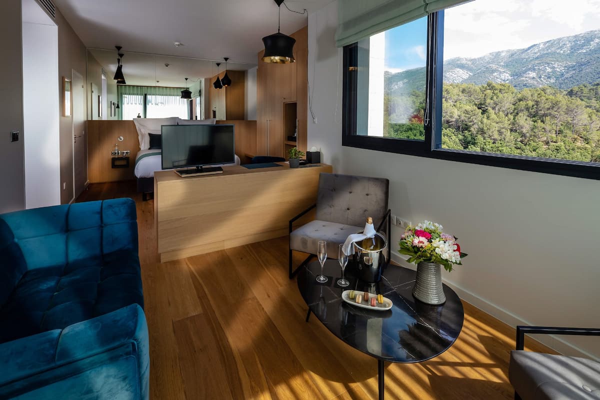 deluxe suite | premium bedding, in-room safe, laptop workspace, soundproofing