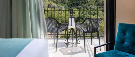 Ropa de cama de alta calidad y caja de seguridad en la habitación