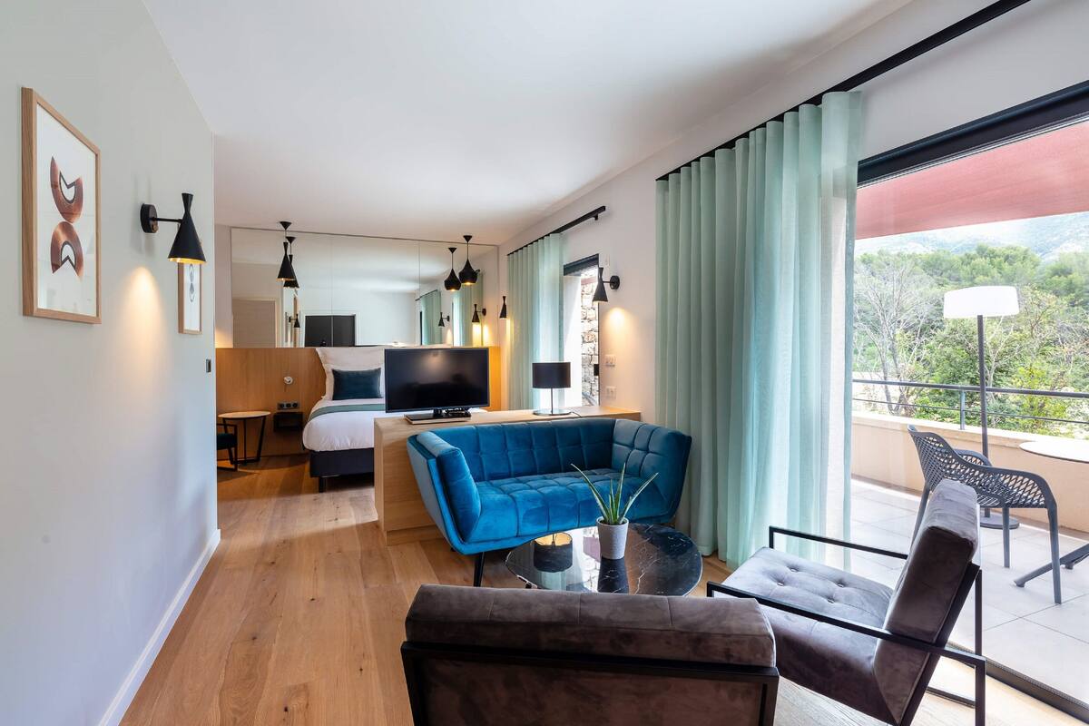 suite (prestige) | premium bedding, in-room safe, laptop workspace, soundproofing