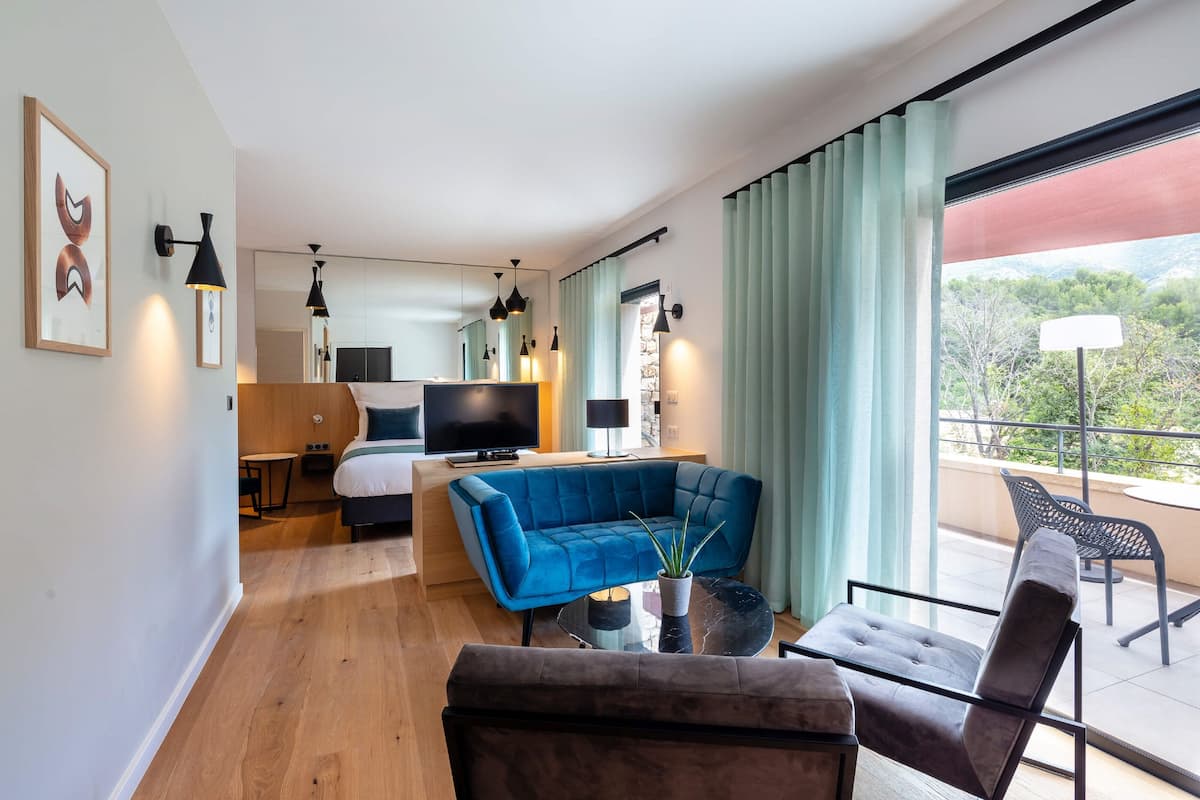 Suite (Prestige) | Premium bedding, in-room safe, laptop workspace, soundproofing