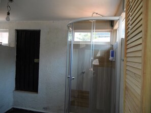 Sèche-cheveux, serviettes fournies, savon, shampoing