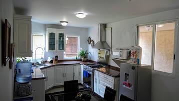 Geladeira, micro-ondas, fogão, cooktop