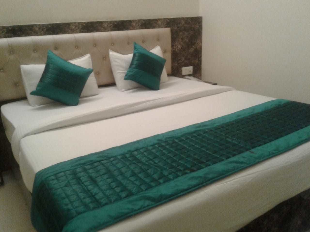 Tabla de planchar con plancha, cunas, wifi gratis y ropa de cama 