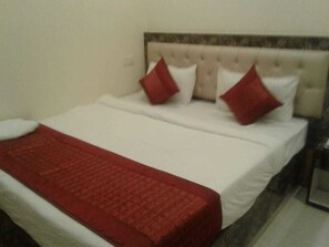 Iron/ironing board, cots/infant beds, free WiFi, bed sheets - Hotel The Tanish (New Delhi)
