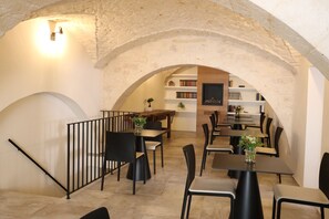 Tägliches inbegriffenes kontinentales Frühstück