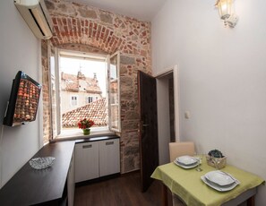 Appartamento, 1 camera da letto | Una scrivania, insonorizzazione, ferro/asse da stiro, Wi-Fi gratuito