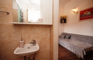 Apartamento, 1 quarto | Banheiro | Chuveiro, secador de cabelo, toalhas de banho, sabonete