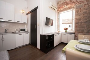 Appartement, 1 slaapkamer | Een bureau, geluiddichte muren, een strijkplank/strijkijzer, gratis wifi
