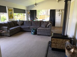 TV, fireplace, books - Fully fenced family and pet friendly iconic kiwi bach awaits (Foxton Beach)